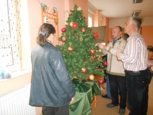 Сви раде на кићењу 14.12.2015. год.